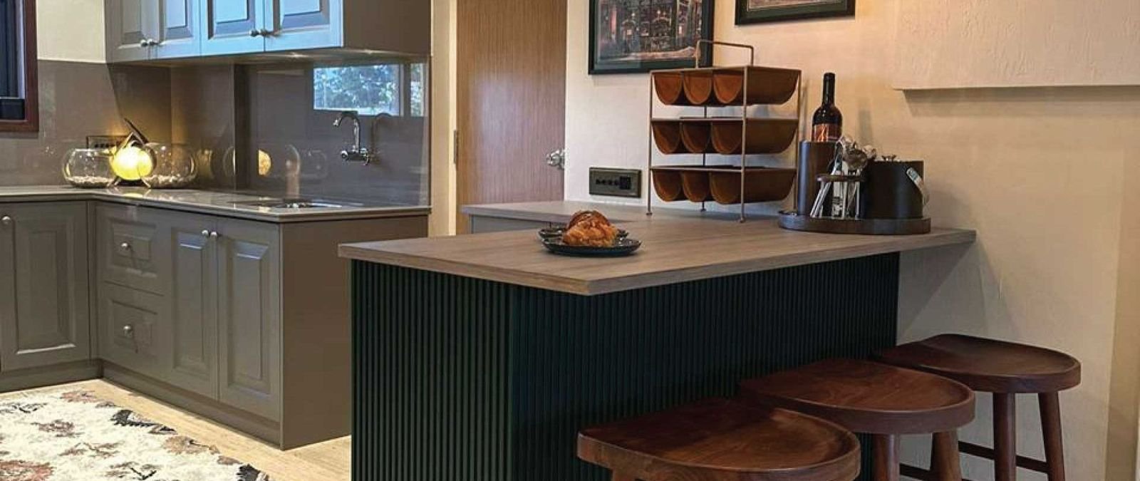 Kitchen & Breakfast Counter